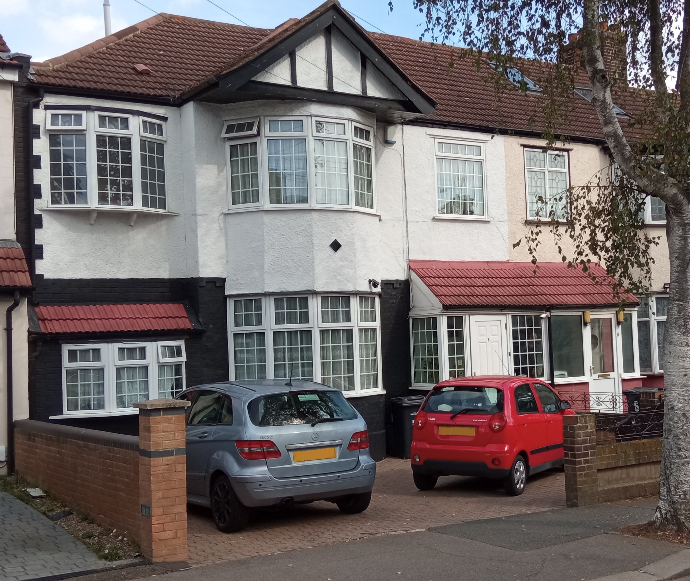 Front view of 8 Ridgeway Gardens with parked cars